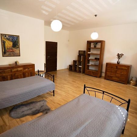 Black Field Apartment Brno Ngoại thất bức ảnh