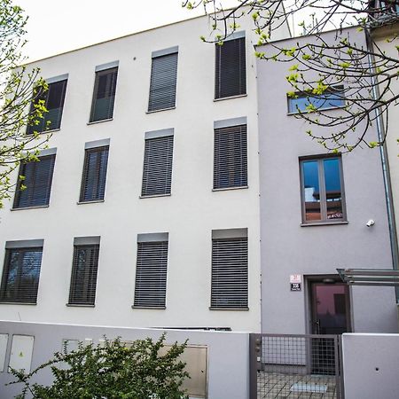 Black Field Apartment Brno Ngoại thất bức ảnh