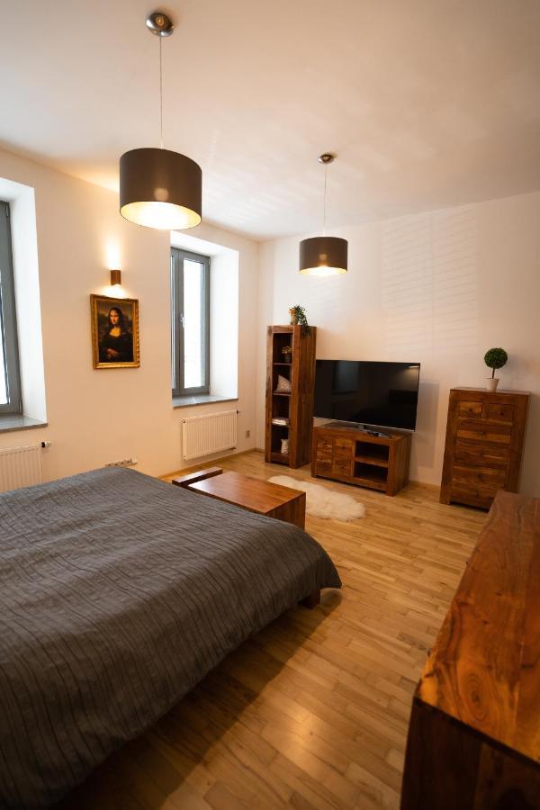 Black Field Apartment Brno Ngoại thất bức ảnh