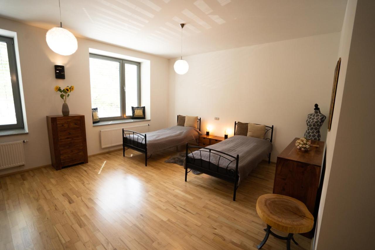 Black Field Apartment Brno Ngoại thất bức ảnh