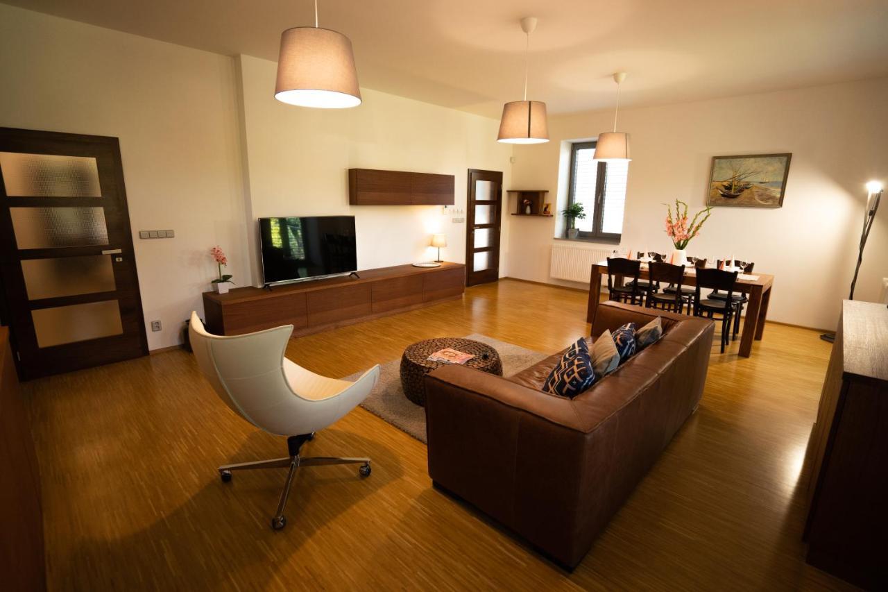 Black Field Apartment Brno Ngoại thất bức ảnh