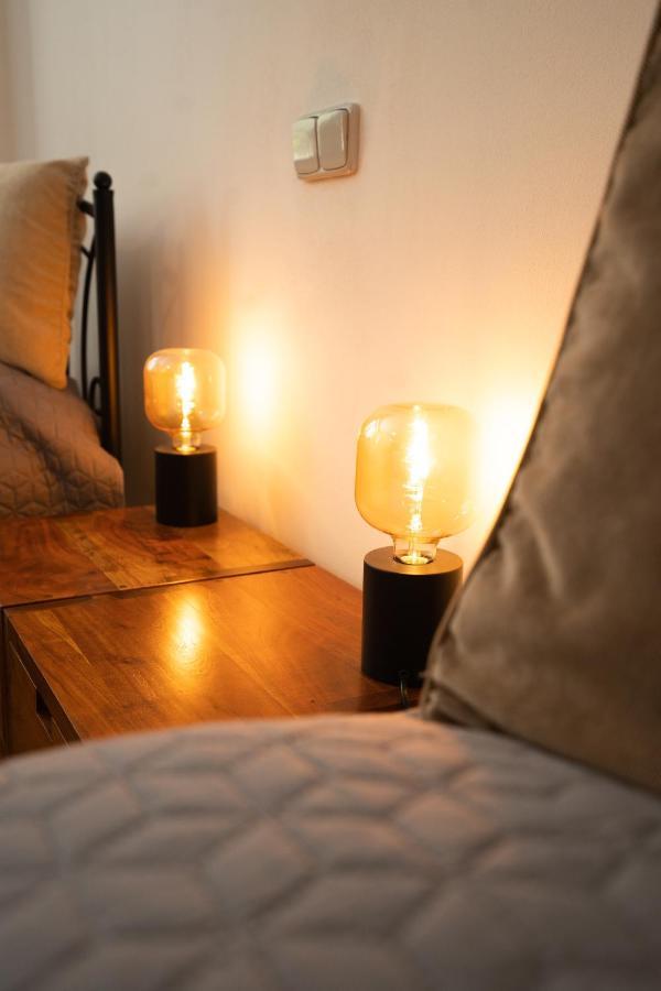 Black Field Apartment Brno Ngoại thất bức ảnh