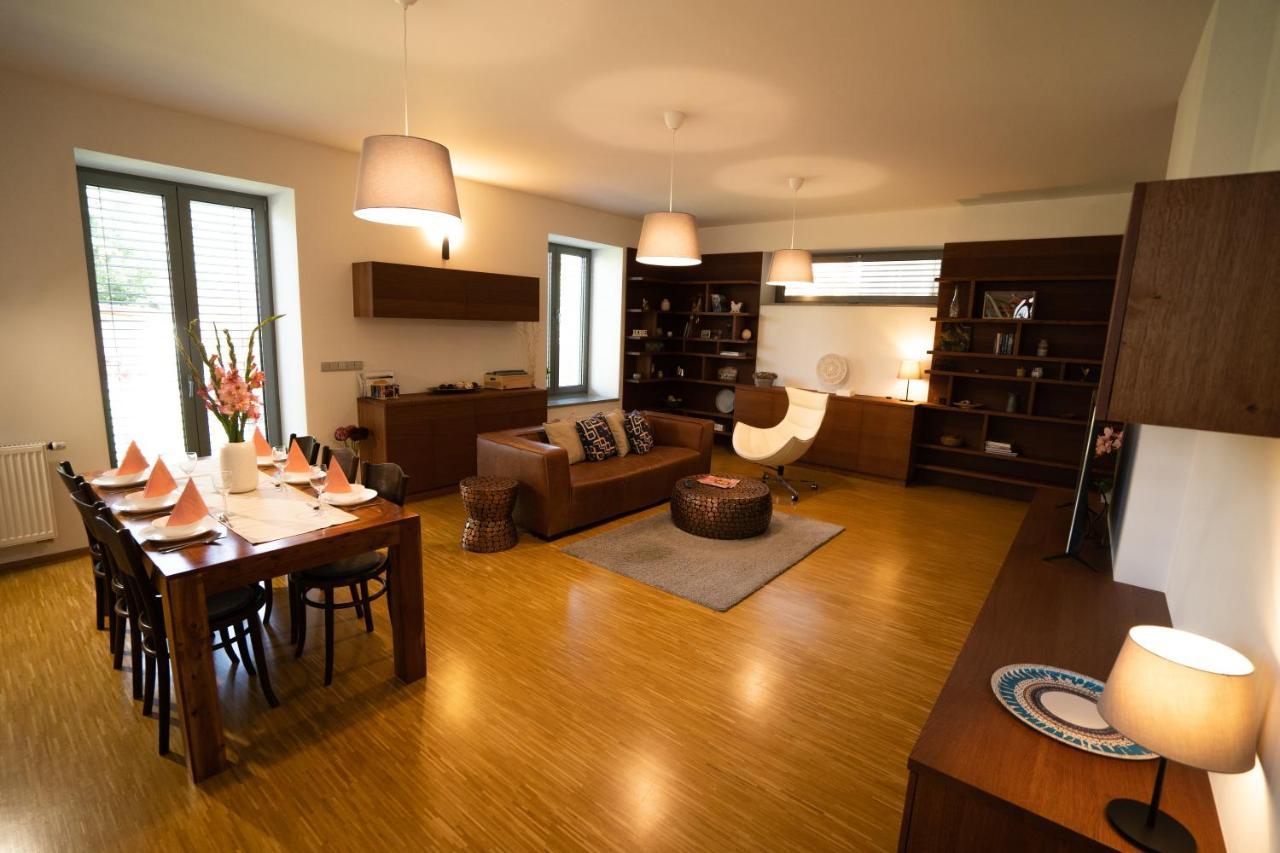 Black Field Apartment Brno Ngoại thất bức ảnh