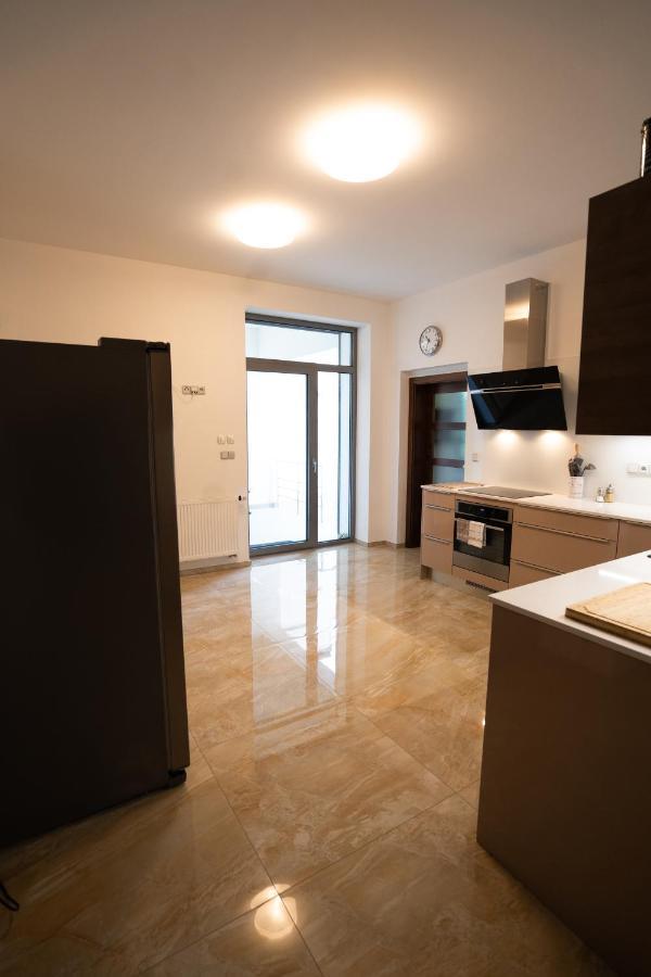 Black Field Apartment Brno Ngoại thất bức ảnh