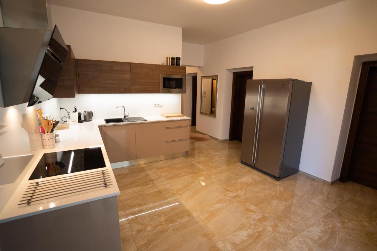 Black Field Apartment Brno Ngoại thất bức ảnh