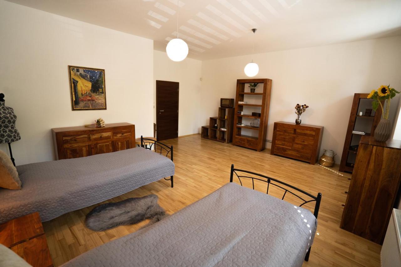 Black Field Apartment Brno Ngoại thất bức ảnh