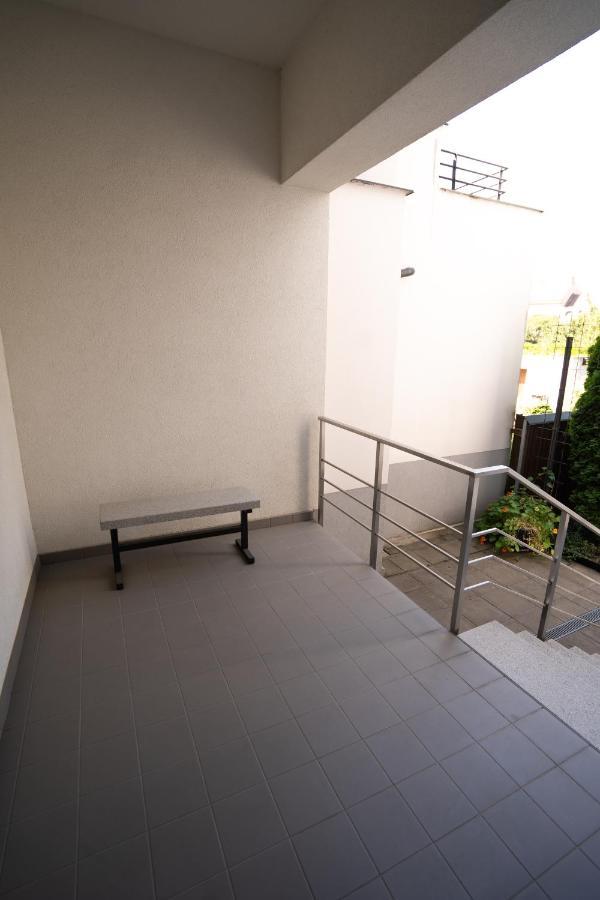 Black Field Apartment Brno Ngoại thất bức ảnh