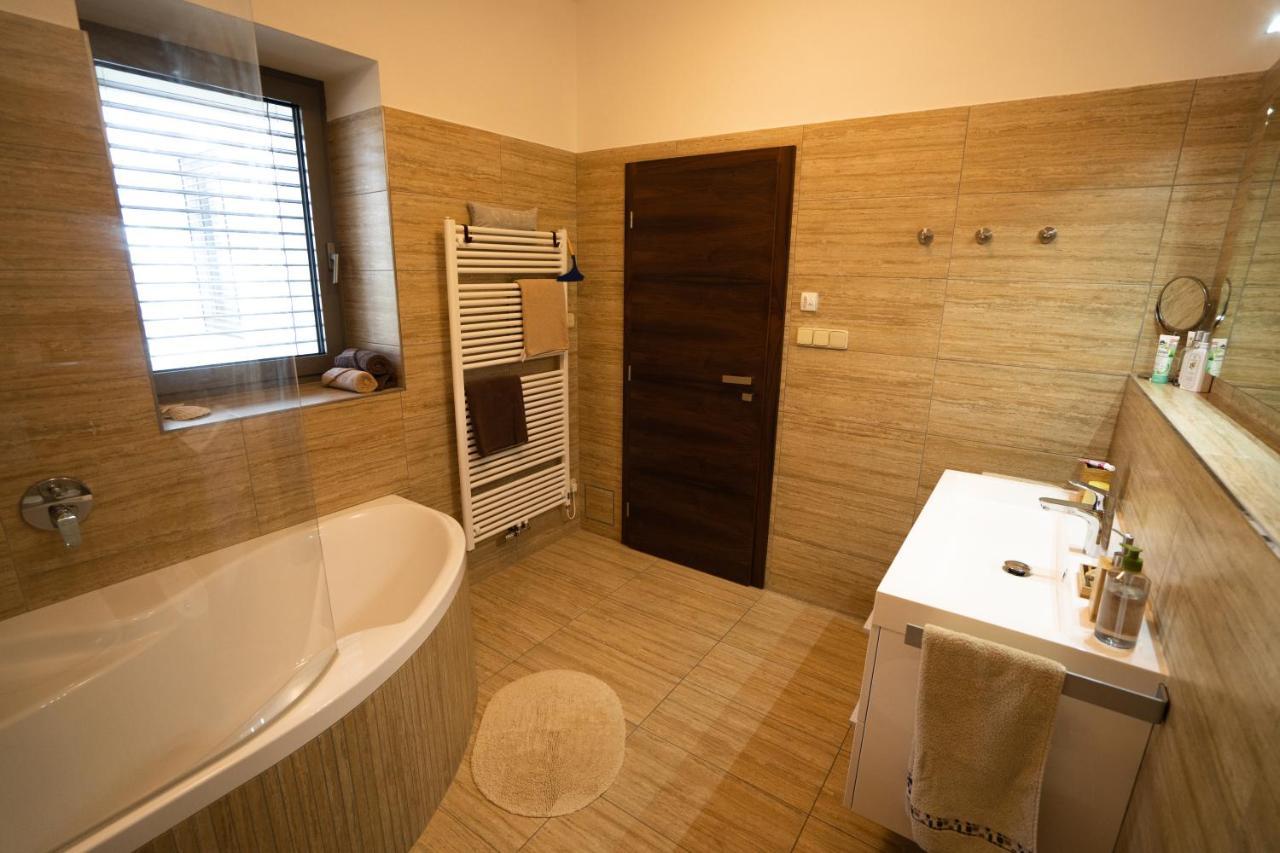 Black Field Apartment Brno Ngoại thất bức ảnh