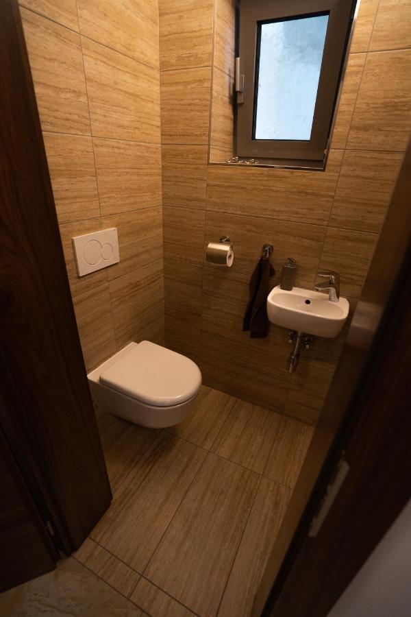 Black Field Apartment Brno Ngoại thất bức ảnh