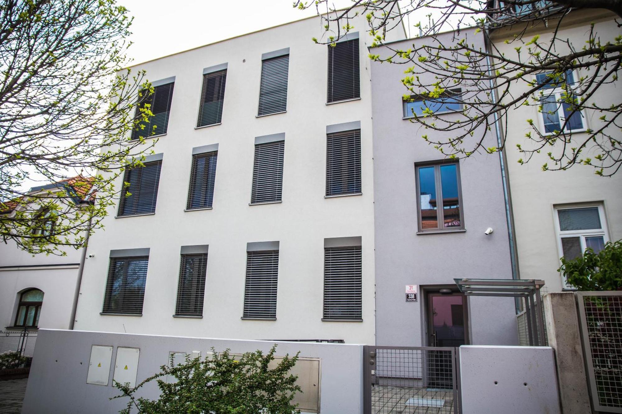 Black Field Apartment Brno Ngoại thất bức ảnh