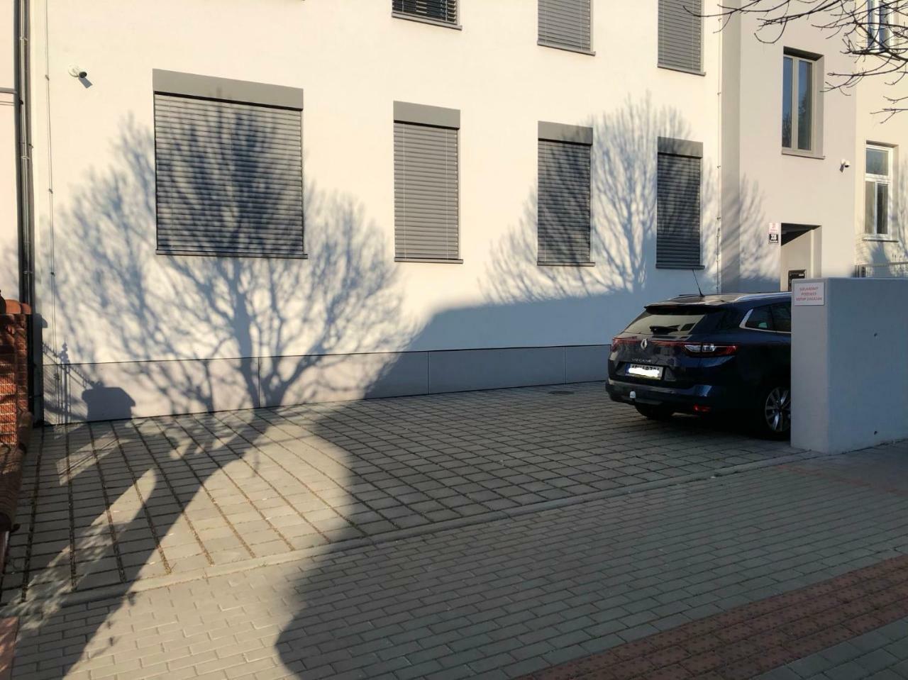 Black Field Apartment Brno Ngoại thất bức ảnh